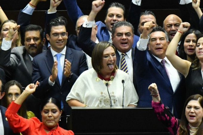 DrRobertoHdzR2's tweet photo. @Xochitl2024 La lengua larga y la cola también, estimada Sra X! Se mordió la lengua y está sangrando. Ni sus aliados le han hecho ver “LA CANDIDATA SRA X VA DESNUDA” es un SOMBIE, que nadie le ha comunicado que lo es. Como me dan pena las abandonadas, que amaron creyendo ser amadas X PUEBLO! https://t.co/eiu5sufTFd