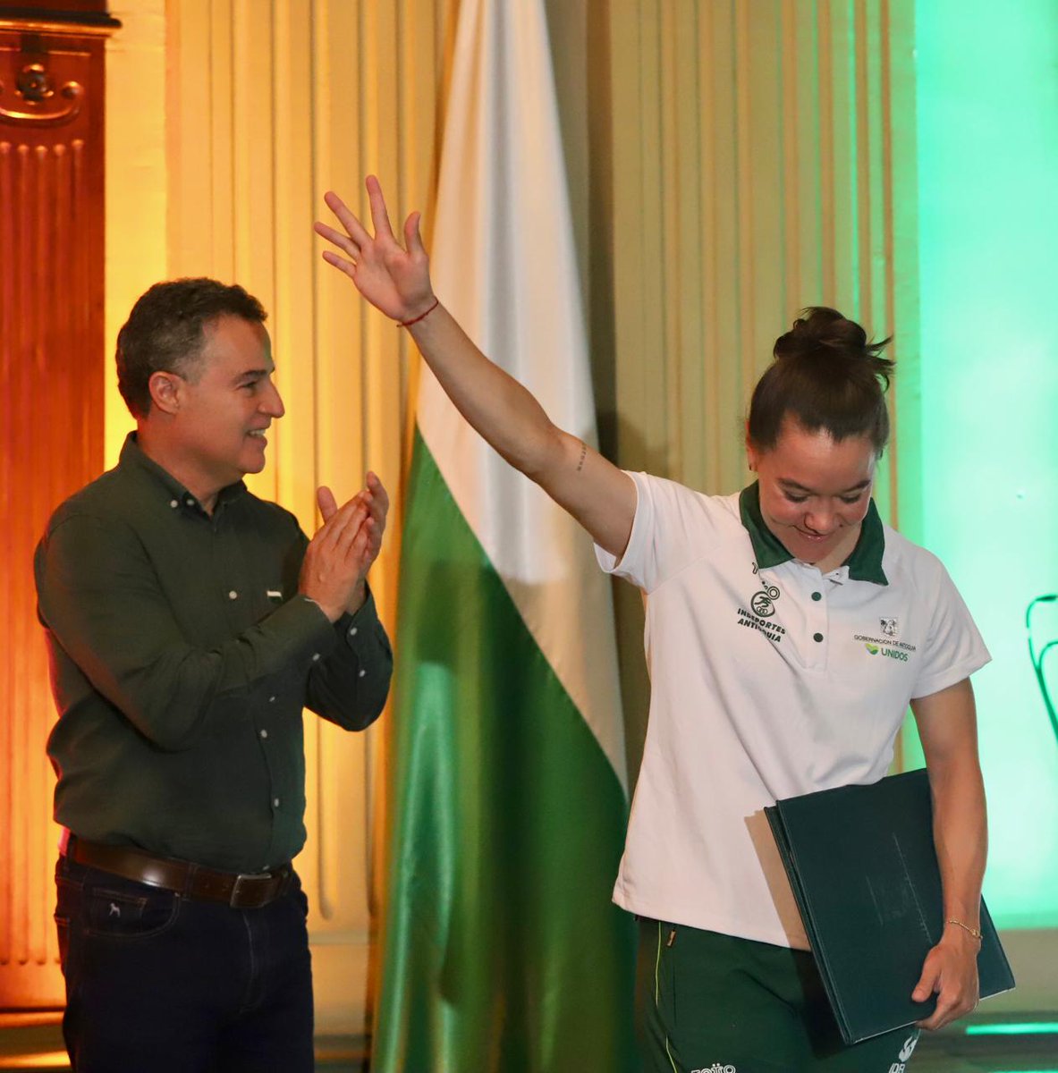 Muy EMOCIONANTE entregar Decreto Especial de Reconocimiento, a Martha Bayona (<a href="/MarthaBayona14/">Martha Bayona</a>), una de las más grandes del ciclismo de pista en el mundo. Las 4 medallas de ORO que consiguió en Juegos Nacionales 2023, demuestran una vez más su fuerza infinita y su enorme talento.