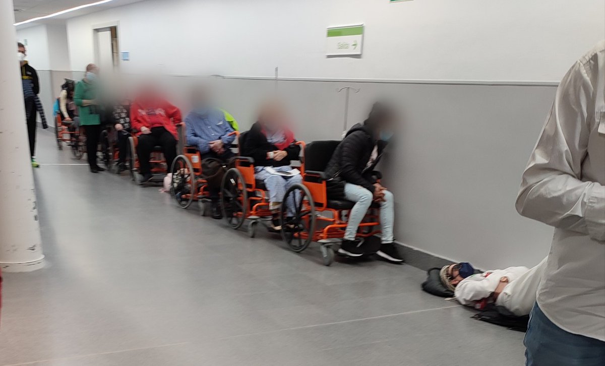 Mats12oct's tweet photo. URGENCIAS HOSPITAL 12 DE OCTUBRE 
63 pacientes en prioridad 2 dónde debería haber como máximo 42, 102 pacientes de prioridad tres, 82  en consultas,38 pacientes en trauma.
La observación llena con pacientes en sillas haciendo cola, hace falta personal Ya
@IdiazAyuso https://t.co/JbPptzjFnR