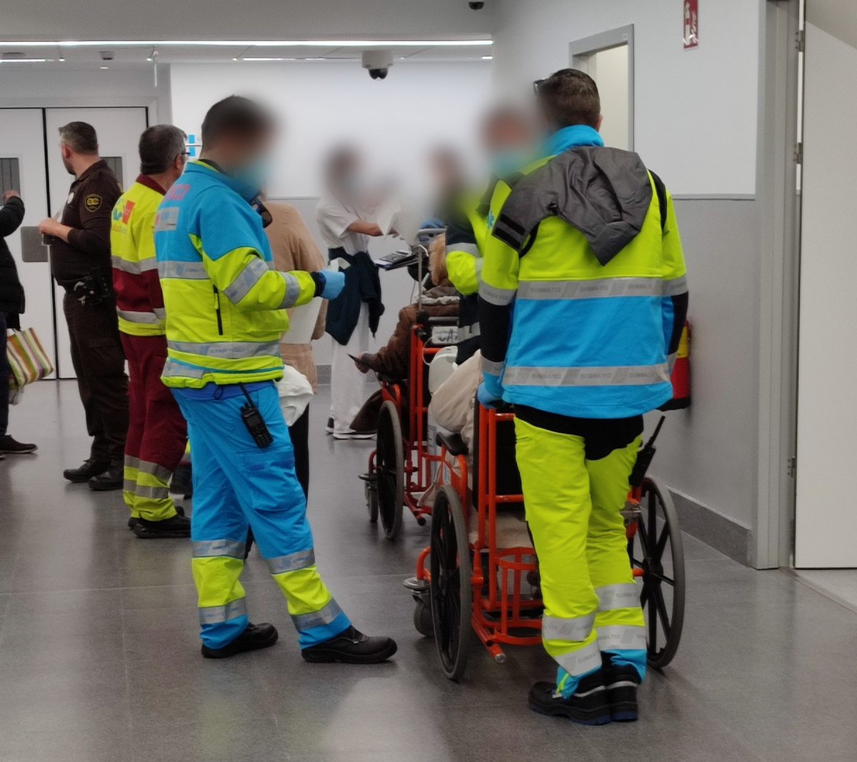 Mats12oct's tweet photo. URGENCIAS HOSPITAL 12 DE OCTUBRE 
63 pacientes en prioridad 2 dónde debería haber como máximo 42, 102 pacientes de prioridad tres, 82  en consultas,38 pacientes en trauma.
La observación llena con pacientes en sillas haciendo cola, hace falta personal Ya
@IdiazAyuso https://t.co/JbPptzjFnR