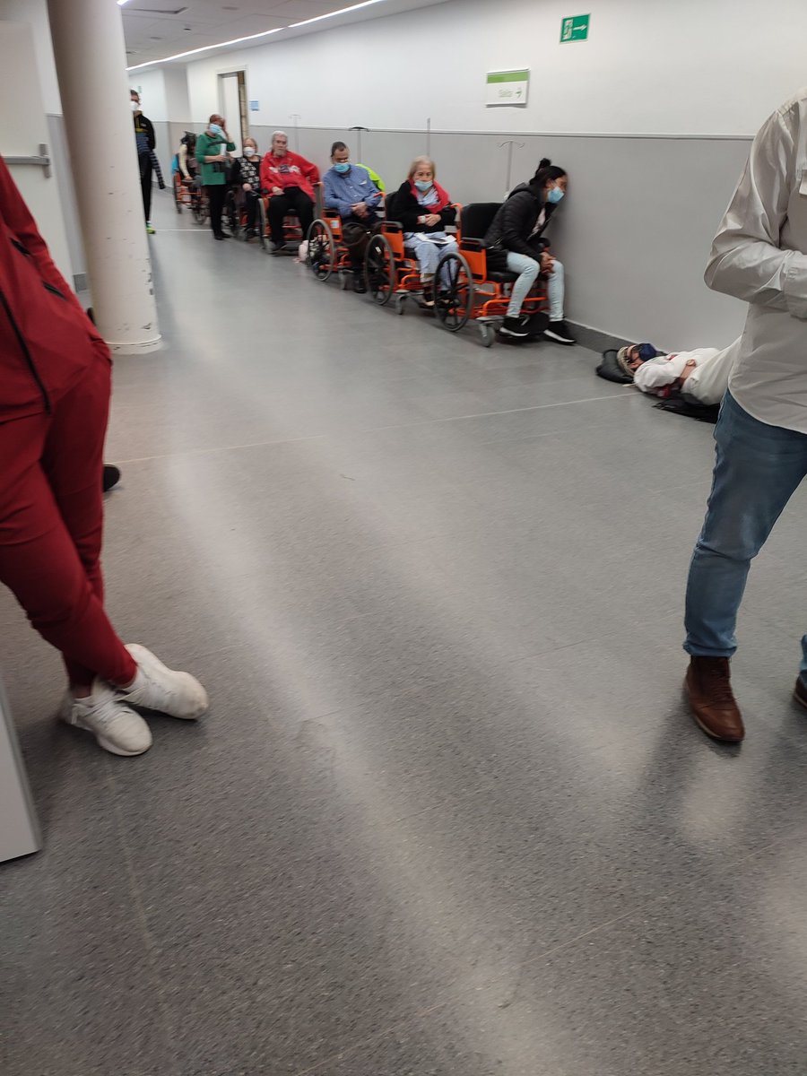 Mats12oct's tweet photo. URGENCIAS HOSPITAL 12 DE OCTUBRE 
63 pacientes en prioridad 2 dónde debería haber como máximo 42, 102 pacientes de prioridad tres, 82  en consultas,38 pacientes en trauma.
La observación llena con pacientes en sillas haciendo cola, hace falta personal Ya
@IdiazAyuso https://t.co/JbPptzjFnR