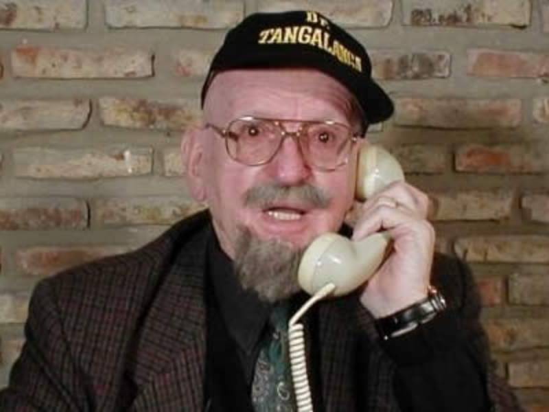 NuevosBAires's tweet photo. [Efemérides] Hoy se cumplen una década del fallecimiento, a los 93 años, de Julio Victorio de Rissio, más conocido como el Doctor Tangalanga.

Tangalanga se hizo conocido por sus grabaciones de bromas telefónicas. Las calles de la ciudad ya llevan su impronta. 🧵👇 https://t.co/2EQ1bGuBMd
