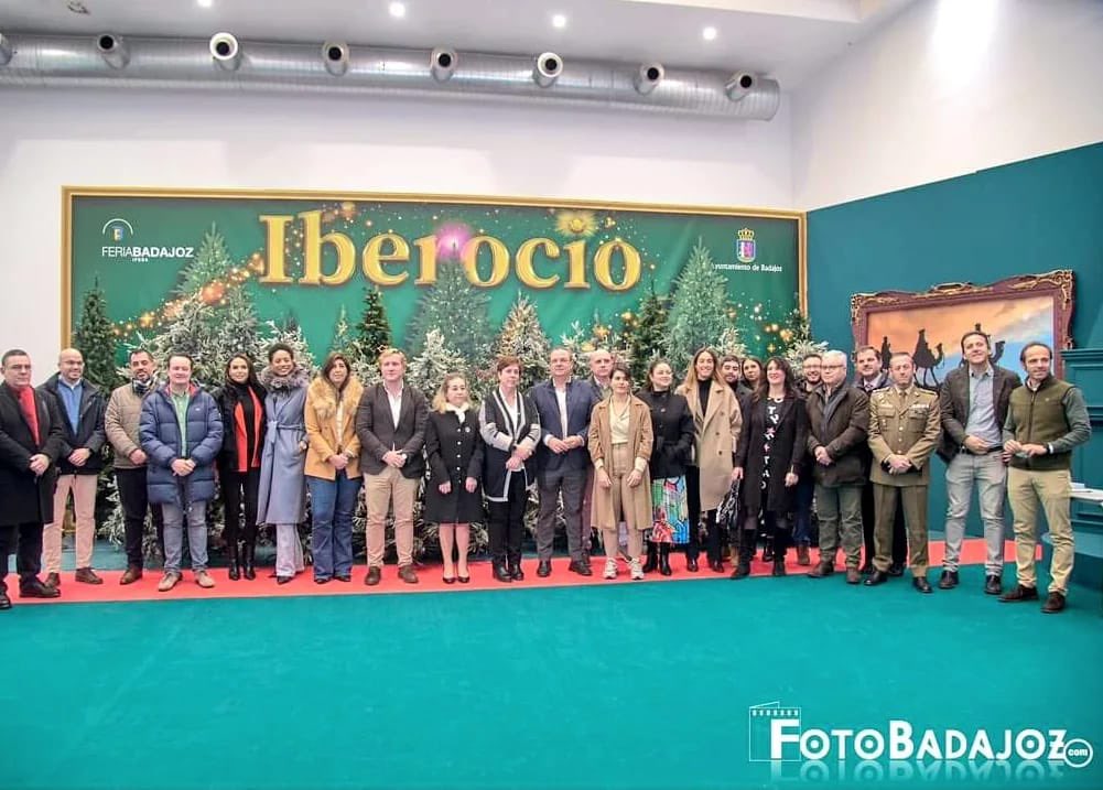 JuanParejoFdez's tweet photo. Inauguración #Iberocio hoy Martes 26Dic. Entre la amplia oferta de actividades lúdicas para niños y jóvenes, muchas de índole deportiva. Basket, fútbol, Vóley, patinaje, ajedrez… Badajoz es deporte 🔴🔵🟡 Enhorabuena @solgbr1 y equipo de IFEBA! Magnífico catálogo y programación https://t.co/7hivJ57XJM