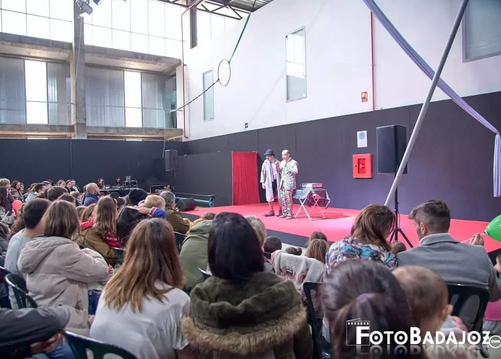 JuanParejoFdez's tweet photo. Inauguración #Iberocio hoy Martes 26Dic. Entre la amplia oferta de actividades lúdicas para niños y jóvenes, muchas de índole deportiva. Basket, fútbol, Vóley, patinaje, ajedrez… Badajoz es deporte 🔴🔵🟡 Enhorabuena @solgbr1 y equipo de IFEBA! Magnífico catálogo y programación https://t.co/7hivJ57XJM