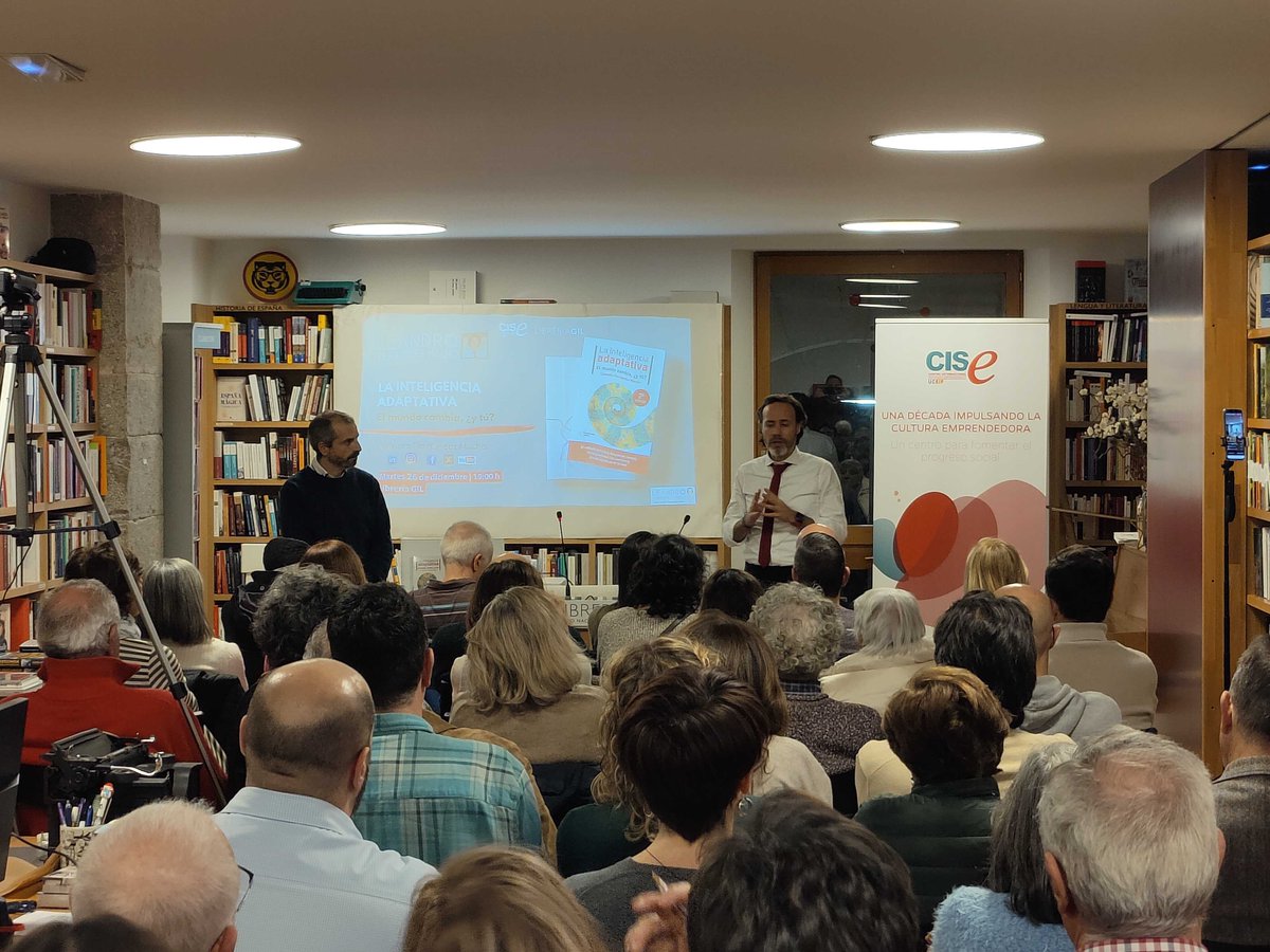 emprendecise's tweet photo. Lleno absoluto en @libreriagil en la presentación del libro "La Inteligencia Adaptativa. El mundo cambia ¿y tú?" de @leandrofmacho presentado por @nachrogu, director área #Innovación y Cultura Emprendedora de #EmprendeCISE ¡Regalo muy🔝para estas fechas🎁! https://t.co/IhmmdRcr7O