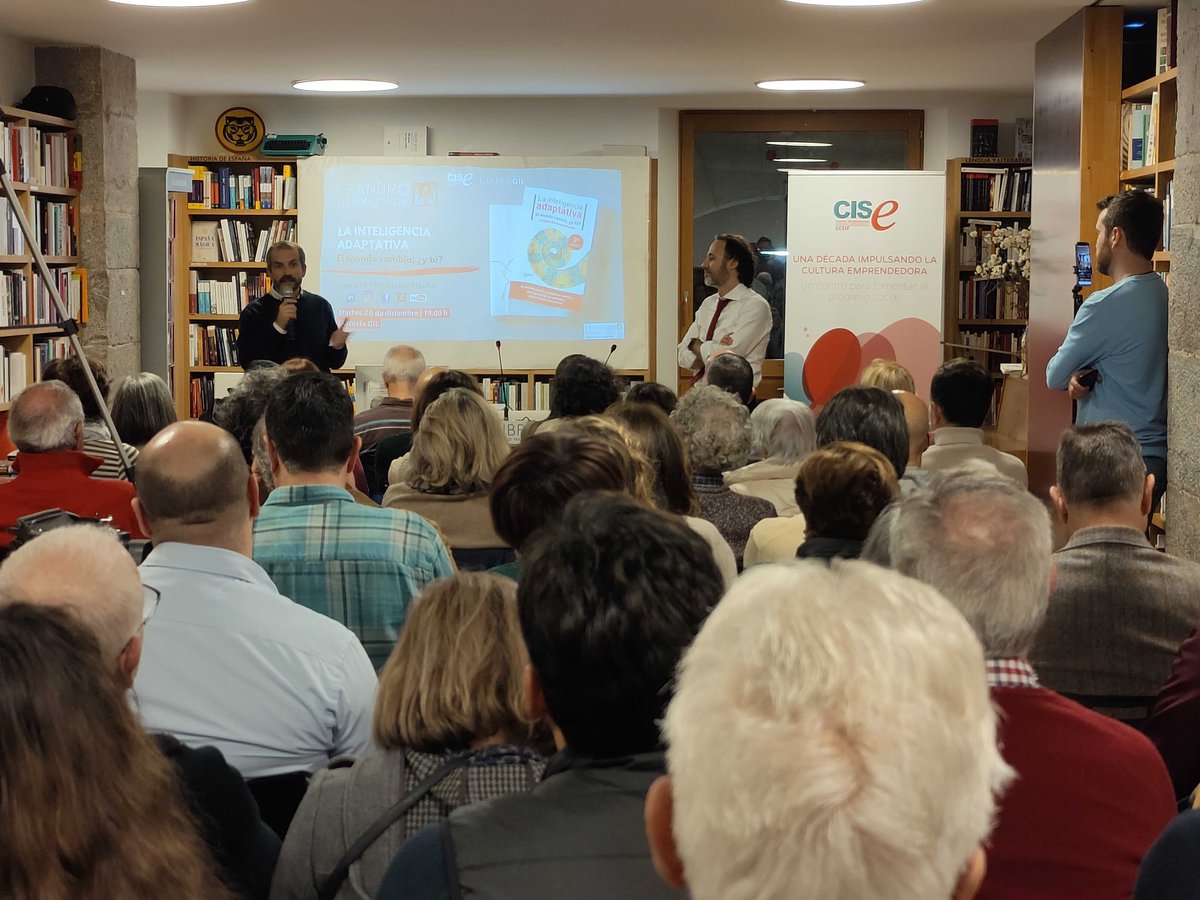 emprendecise's tweet photo. Lleno absoluto en @libreriagil en la presentación del libro "La Inteligencia Adaptativa. El mundo cambia ¿y tú?" de @leandrofmacho presentado por @nachrogu, director área #Innovación y Cultura Emprendedora de #EmprendeCISE ¡Regalo muy🔝para estas fechas🎁! https://t.co/IhmmdRcr7O