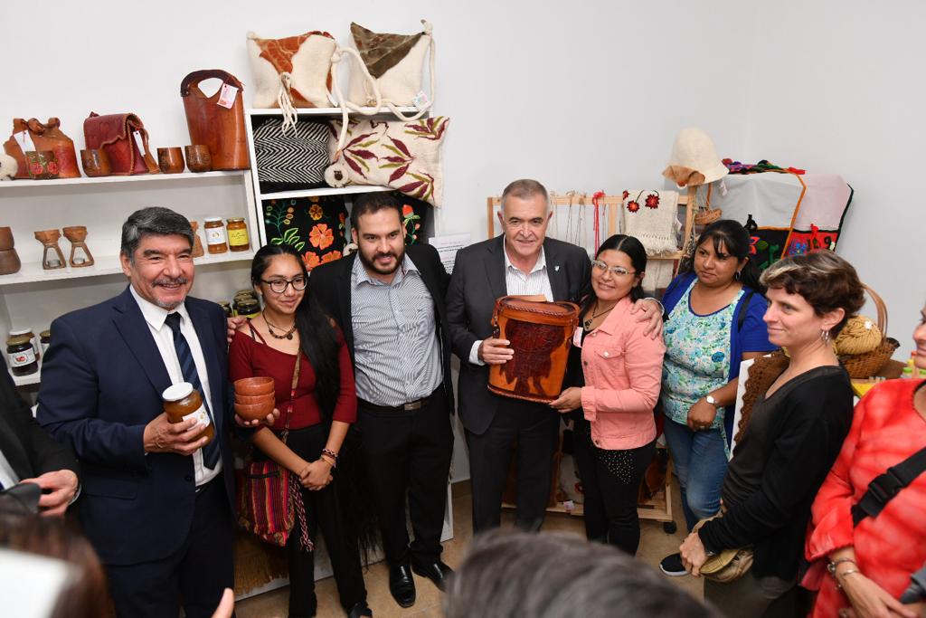 OsvaldoJaldo's tweet photo. 𝗦𝗮𝗻 𝗝𝗮𝘃𝗶𝗲𝗿 | Apostamos al turismo con decisiones concretas que fortalecen los servicios y la infraestructura de los atractivos que tenemos a lo largo y ancho de la provincia. Esto es un Estado presente, avanzando de la mano del sector privado, para que San Javier continúe creciendo, cautivando a los turistas que la visitan y también mejorando la calidad de vida de sus habitantes. 

⬆️ En esta línea, celebramos la inauguración de un local en el Complejo Cristo B, cedido por el Ente Tucumán Turismo al Ministerio de Desarrollo Social, para fomentar y promover a los emprendedores de la Economía Social.

🚜 Además, oficializamos la incorporación de dos nuevas máquinas para el parque automotor de la comuna que conduce Lucas Vildoza, las cuales permitirán mejorar los caminos y atender las necesidades de las familias del lugar. 

✅ También inauguramos un Playón deportivo, que cuenta con cancha de básquet, voley, tenis, fútbol 5, sanitarios y un área de recreación; sumando de esta forma un espacio público ideal para compartir y realizar actividad física, que contribuye a la vida social y a la salud de la gente. 

🫂 Quiero agradecer el afecto de las y los vecinos que participaron de esta jornada, ratificándoles nuestro compromiso de seguir trabajando para lograr mejoras significativas que permitan dinamizar la economía local. 

👥 Nos acompañaron el vicegobernador Miguel Acevedo, los ministros de Desarrollo Social, Federico Masso; de Salud, Luis Medina Ruiz; el presidente del Ente Tucumán Turismo, Sebastián Giobellina; el legislador Hugo Ledesma; el pro secretario de la Legislatura, Alejandro Martínez, los secretarios Raúl Albarracín (Gobierno) y Diego Erroz (Deportes); comisionados comunales y autoridades policiales de la URN.