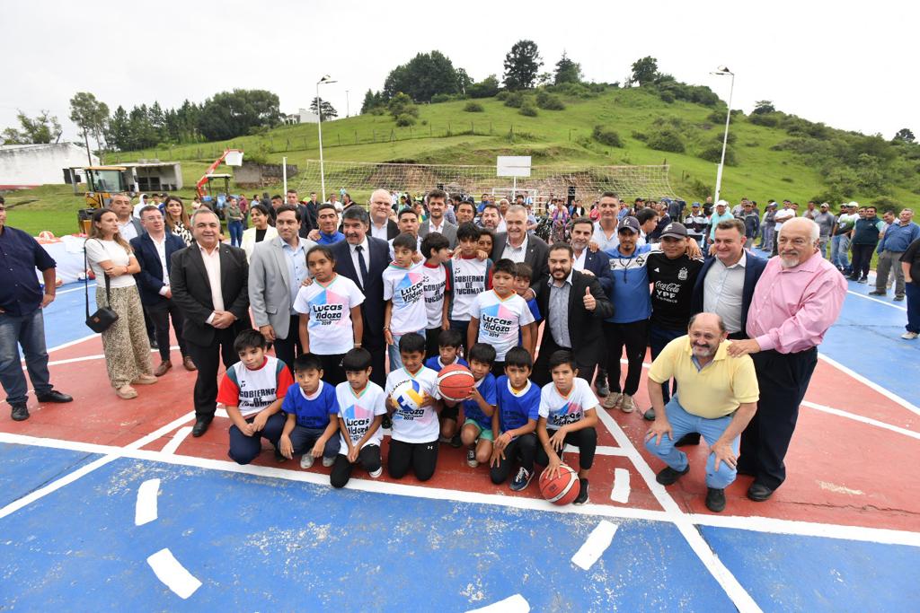 OsvaldoJaldo's tweet photo. 𝗦𝗮𝗻 𝗝𝗮𝘃𝗶𝗲𝗿 | Apostamos al turismo con decisiones concretas que fortalecen los servicios y la infraestructura de los atractivos que tenemos a lo largo y ancho de la provincia. Esto es un Estado presente, avanzando de la mano del sector privado, para que San Javier continúe creciendo, cautivando a los turistas que la visitan y también mejorando la calidad de vida de sus habitantes. 

⬆️ En esta línea, celebramos la inauguración de un local en el Complejo Cristo B, cedido por el Ente Tucumán Turismo al Ministerio de Desarrollo Social, para fomentar y promover a los emprendedores de la Economía Social.

🚜 Además, oficializamos la incorporación de dos nuevas máquinas para el parque automotor de la comuna que conduce Lucas Vildoza, las cuales permitirán mejorar los caminos y atender las necesidades de las familias del lugar. 

✅ También inauguramos un Playón deportivo, que cuenta con cancha de básquet, voley, tenis, fútbol 5, sanitarios y un área de recreación; sumando de esta forma un espacio público ideal para compartir y realizar actividad física, que contribuye a la vida social y a la salud de la gente. 

🫂 Quiero agradecer el afecto de las y los vecinos que participaron de esta jornada, ratificándoles nuestro compromiso de seguir trabajando para lograr mejoras significativas que permitan dinamizar la economía local. 

👥 Nos acompañaron el vicegobernador Miguel Acevedo, los ministros de Desarrollo Social, Federico Masso; de Salud, Luis Medina Ruiz; el presidente del Ente Tucumán Turismo, Sebastián Giobellina; el legislador Hugo Ledesma; el pro secretario de la Legislatura, Alejandro Martínez, los secretarios Raúl Albarracín (Gobierno) y Diego Erroz (Deportes); comisionados comunales y autoridades policiales de la URN.