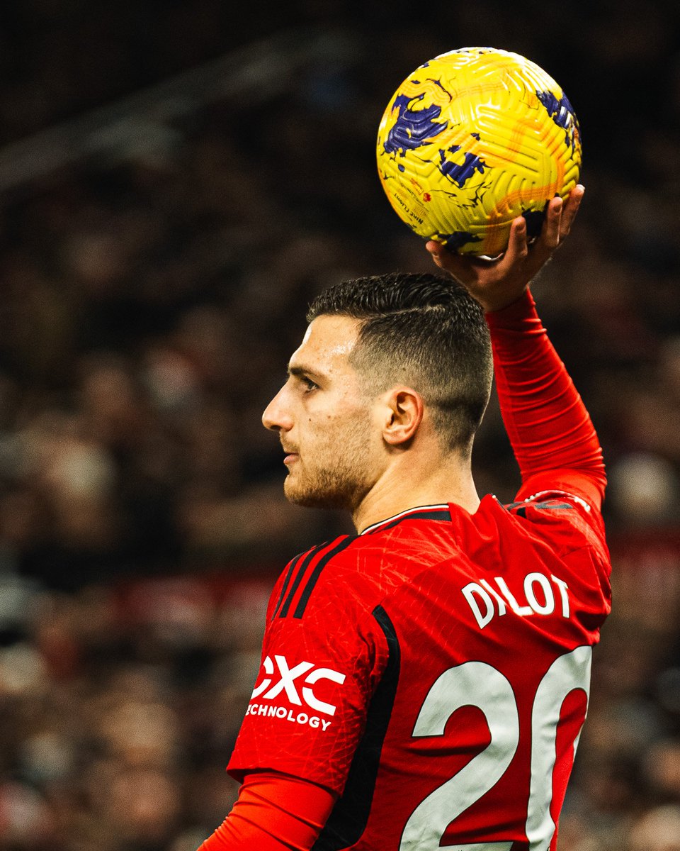 DalotDiogo's tweet photo. Resilience and never giving up. 
Thank you Old Trafford for the support ❤️ @ManUtd https://t.co/9Oi6KjgzgA
