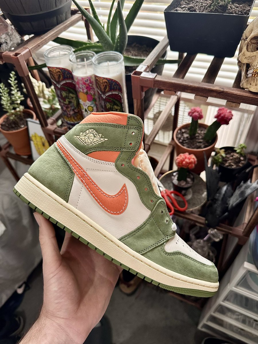 zebco999's tweet photo. Couple little #mailcalls today. @Nike @Jumpman23 #ChristmasAfterChristmas #AJ1high #Celadon #Buttery Highly slept on! 😴
I doubled up and gifted one pair to a homie. That’s what brothers do. https://t.co/H8DKjUvzeg