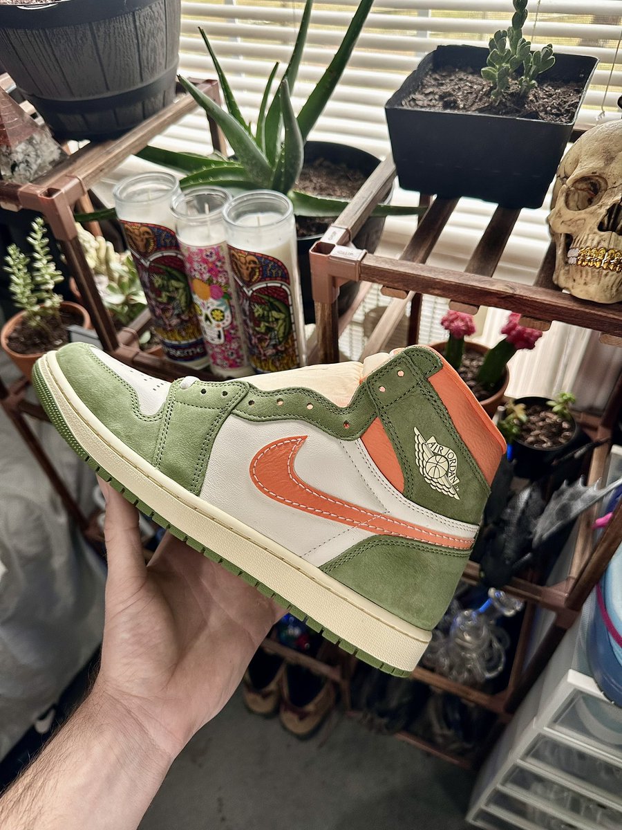 zebco999's tweet photo. Couple little #mailcalls today. @Nike @Jumpman23 #ChristmasAfterChristmas #AJ1high #Celadon #Buttery Highly slept on! 😴
I doubled up and gifted one pair to a homie. That’s what brothers do. https://t.co/H8DKjUvzeg