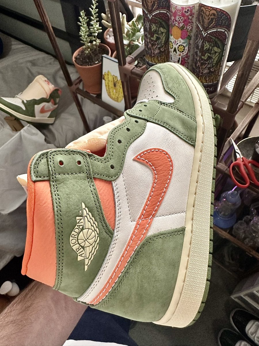zebco999's tweet photo. Couple little #mailcalls today. @Nike @Jumpman23 #ChristmasAfterChristmas #AJ1high #Celadon #Buttery Highly slept on! 😴
I doubled up and gifted one pair to a homie. That’s what brothers do. https://t.co/H8DKjUvzeg