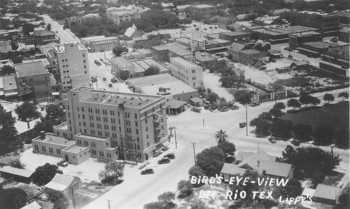 TracesofTexas's tweet photo. A bird's-eve-view of Del Rio circa 1930. https://t.co/JrcS8xuR3D