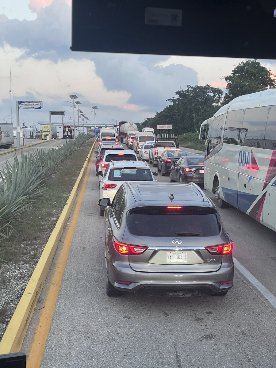 hs_tere's tweet photo. #ica #sct y ahora nos toca de vuelta… ya llevamos 10 minutos y no se mueve ninguna fila… turistas y paisanos, todos esperamos por igual. A los responsables no les importa que los clientes pierdan sus vuelos, reservaciones de cenas o eventos. Que todos paguen aunque se tarden… https://t.co/uDk6U5oR3r