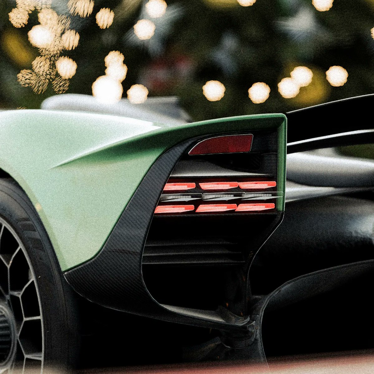 KNZauto's tweet photo. Aston Martin Valkyrie. // Christmas 🎄 
@ForzaHorizon 5.
Xbox Series X - 4K. 

#VirtualPhotography #AstonMartin #ForzaShare #ForzaHorizon5 #Valkyrie #CarPhotography https://t.co/jsiQNh9RSx