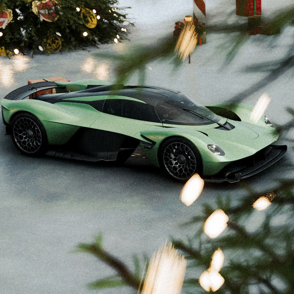 KNZauto's tweet photo. Aston Martin Valkyrie. // Christmas 🎄 
@ForzaHorizon 5.
Xbox Series X - 4K. 

#VirtualPhotography #AstonMartin #ForzaShare #ForzaHorizon5 #Valkyrie #CarPhotography https://t.co/jsiQNh9RSx
