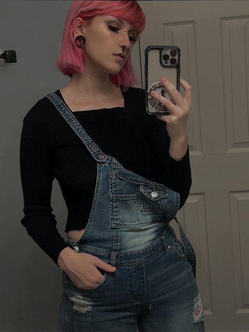 Rate the fit 🖤 Light makeup this time https://t.co/xmpK2VOBYB