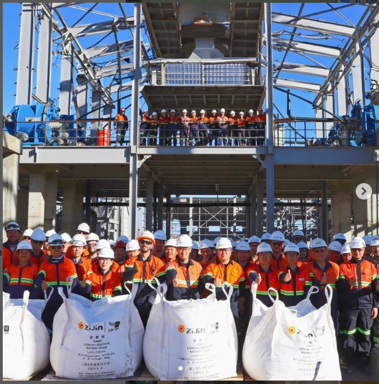 Litio y Textiles
El encadenamiento industrial supone que distintas industrias locales, resuelvan problemas surgidos por otros sectores industriales en el país,y esto es lo que ocurrió con la Textil nacional <a href="/TN_Platex/">Tn&Platex</a> y la productora de Litio China (Liex) @litioargentina, veamos: