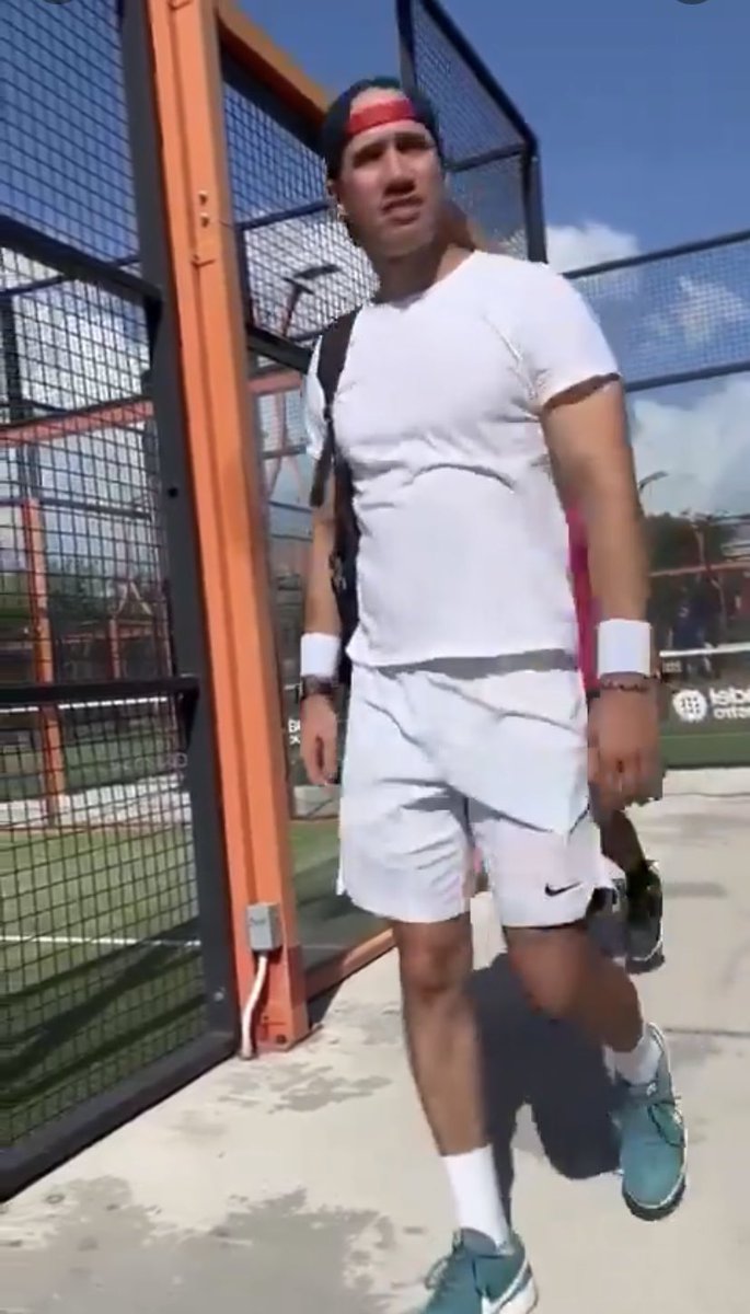 Jrodriguezy1's tweet photo. Solo para personas que SEPAN DE DEPORTE.  🏈 🏀 

¿ Cuales son las diferencias y semejanzas entre estos 2 ATLETAS ?

#Alpram https://t.co/Zm8waJlRgi
