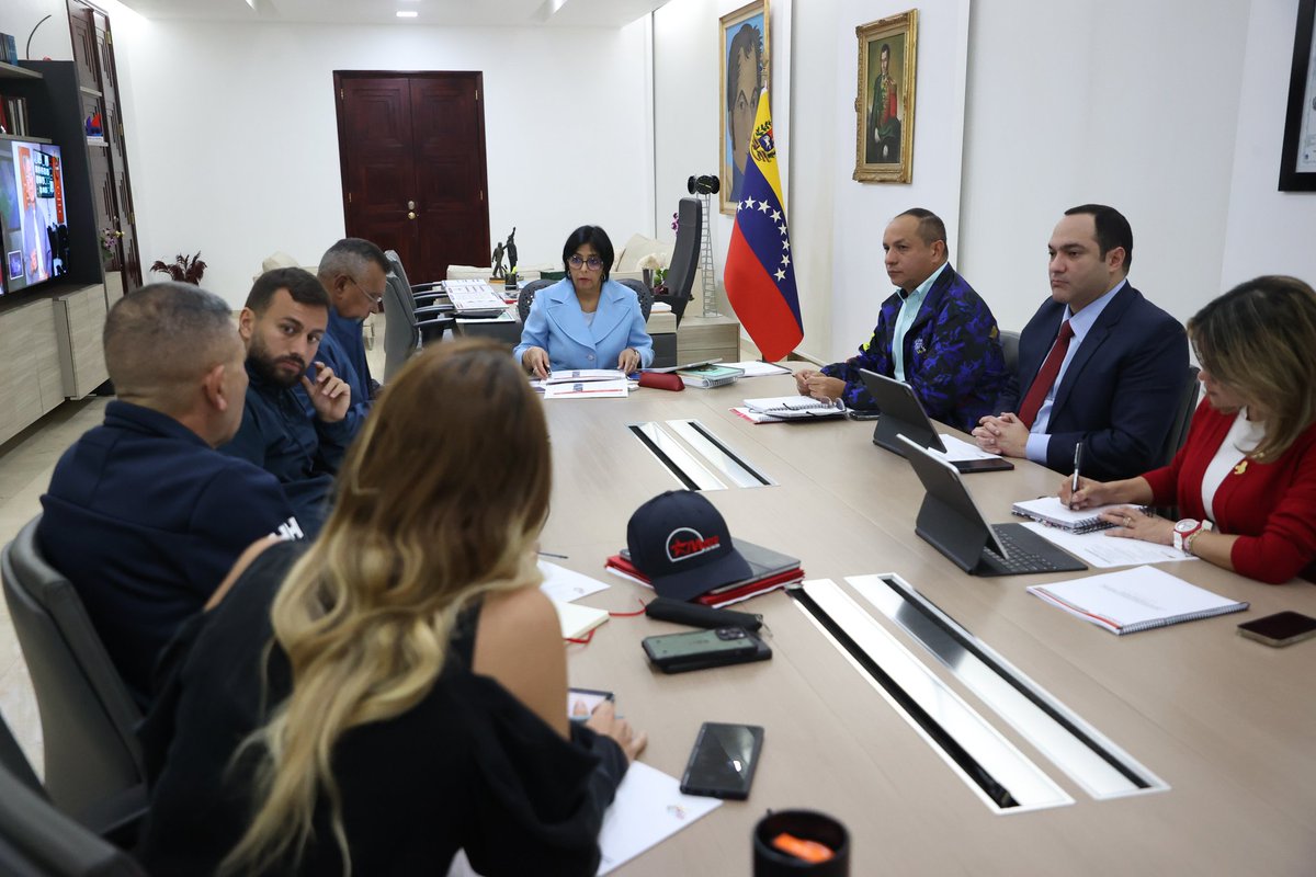 ViceVenezuela's tweet photo. #EnFotos || La Vicepdta. Ejecutiva de la República, @delcyrodriguezv lideró este martes una reunión con las autoridades encargadas en la puesta en marcha del Plan Metro ¡Se Mueve Contigo! con el objetivo de evaluar los avances realizados en este medio de transporte capitalino. https://t.co/aa2s5f2VVT