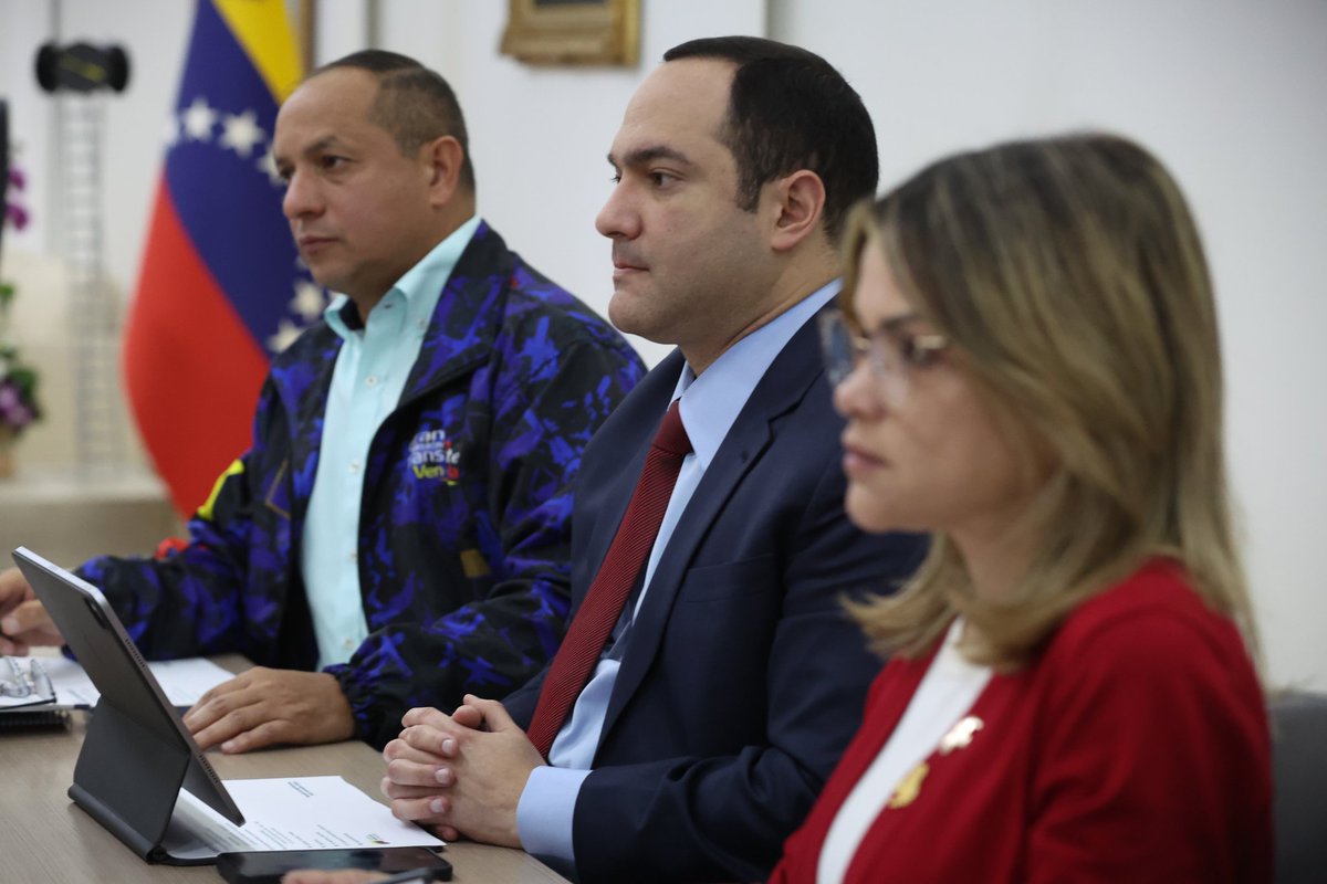 #EnFotos || La Vicepdta. Ejecutiva de la República, <a href="/delcyrodriguezv/">Delcy Rodríguez</a> lideró este martes una reunión con las autoridades encargadas en la puesta en marcha del Plan Metro ¡Se Mueve Contigo! con el objetivo de evaluar los avances realizados en este medio de transporte capitalino.