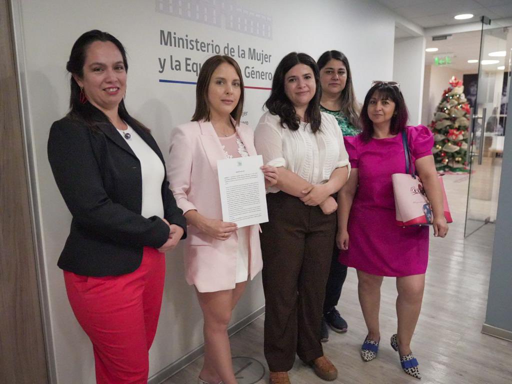 momusep's tweet photo. #LeyCortaTTSectorPublico hoy junto a la diputada @camila_musante nos reunimos con la ministra de @MinMujeryEG @totiorellanag  para entregar nuestra propuesta de ley corta de teletrabajo para l@s trabajador@s del Sector Público que asumen el rol de cuidado. #Chile https://t.co/bv6fgD360k
