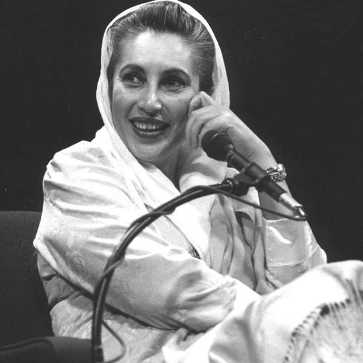 Taimour667's tweet photo. You can kill a man, but not an idea 
Mohtarma Benazir Bhutto Shaheed 
The Great Martyr of Democracy  
27:12:2007  
دخترجمہوریت کو سرخ سلام... https://t.co/PdVAExYTYq