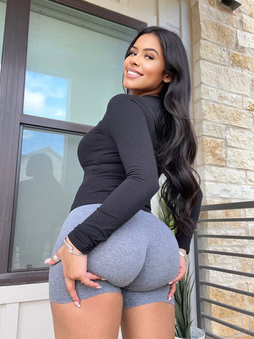 Which one y&rsquo;all like better? 😩 https://t.co/8svCyYqirQ