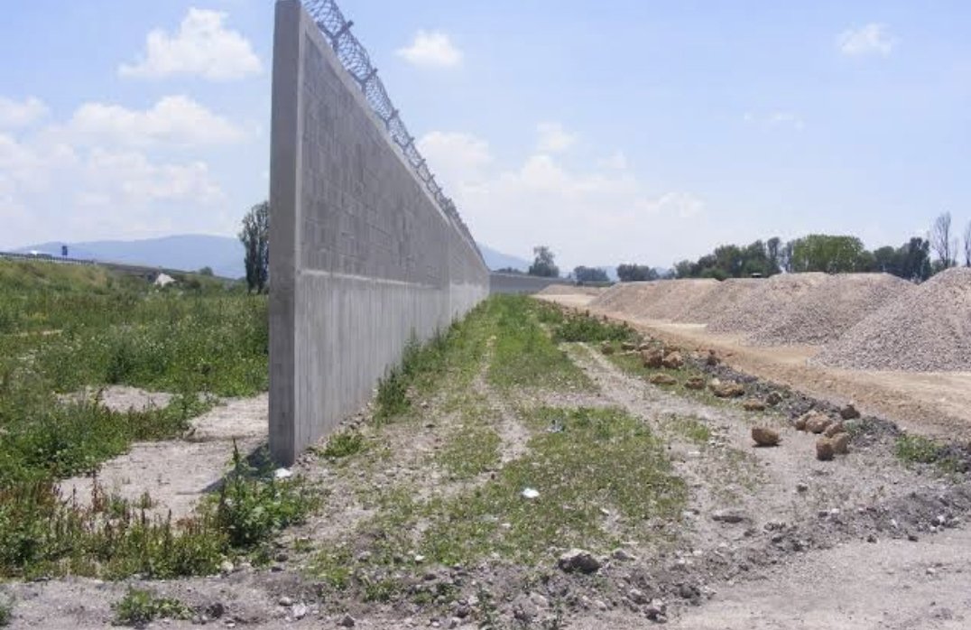 cesargutipri's tweet photo. Entiendo la frustración de muchos al tratar de justificar que una barda, es mejor proyecto de infraestructura y negocio que un aeropuerto y dos trenes, sin hablar de las refinerías, pero hay quienes tienen que mantener el Statu quo, por necesidad o quedar bien, aun así ya no es fácil vender espejos, la gente razona, investiga y compara, por eso es que siguen entender nada, por eso siguen perdiendo elecciones y por eso siempre son los mismos de siempre, las que buscan fuero para tener impunidad por todo lo que se han robado.