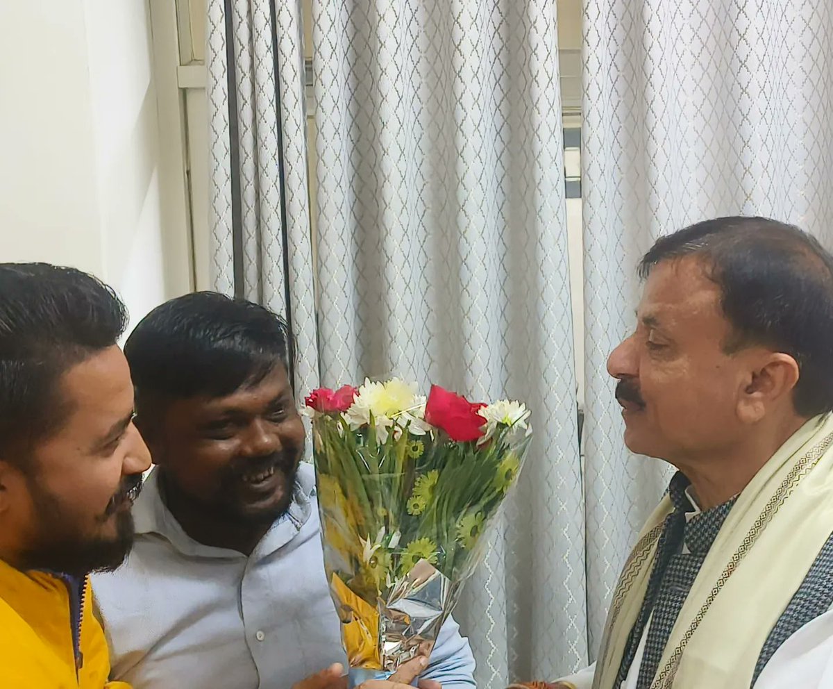 sKs__WORLD's tweet photo. माननीय विधायक श्री राव उदयप्रताप सिह जी को मध्यप्रदेश शासन के मंत्रीमंडल मे कैबिनेट मंत्री बनाए जाने पर भोपाल स्थित हाउस पर पहुँचकर हार्दिक बधाई शुभकामनाऐ प्रेषित की 

@udaypratapmp @Priyank_bjym @Gyanendrabjym #गाडरवारा #Gadarwara @BJP4Narsinghp #Narsinghpur #BJP #MP @CMYIP_NSP https://t.co/oJQAH02F7J