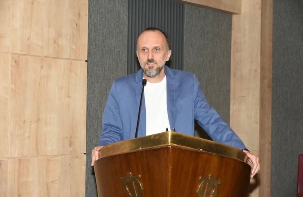 DEU_Denizcilik's tweet photo. İMEAK DTO İzmir Şb. Meclis Toplantısında Dr.Öğr.Üyesi Onur AKDAŞ ve Dr.Öğr.Üyesi Volkan ÇETİNKAYA “AB Sınırında Karbon Düzenleme Mekanizması Kapsamında Emisyon Tabanlı Dijital Uygulamalar” konulu bir sunum gerçekleştirmiştir. Öğretim üyelerimizi tebrik ediyoruz. @universitemDEU https://t.co/ugSljdnpA8