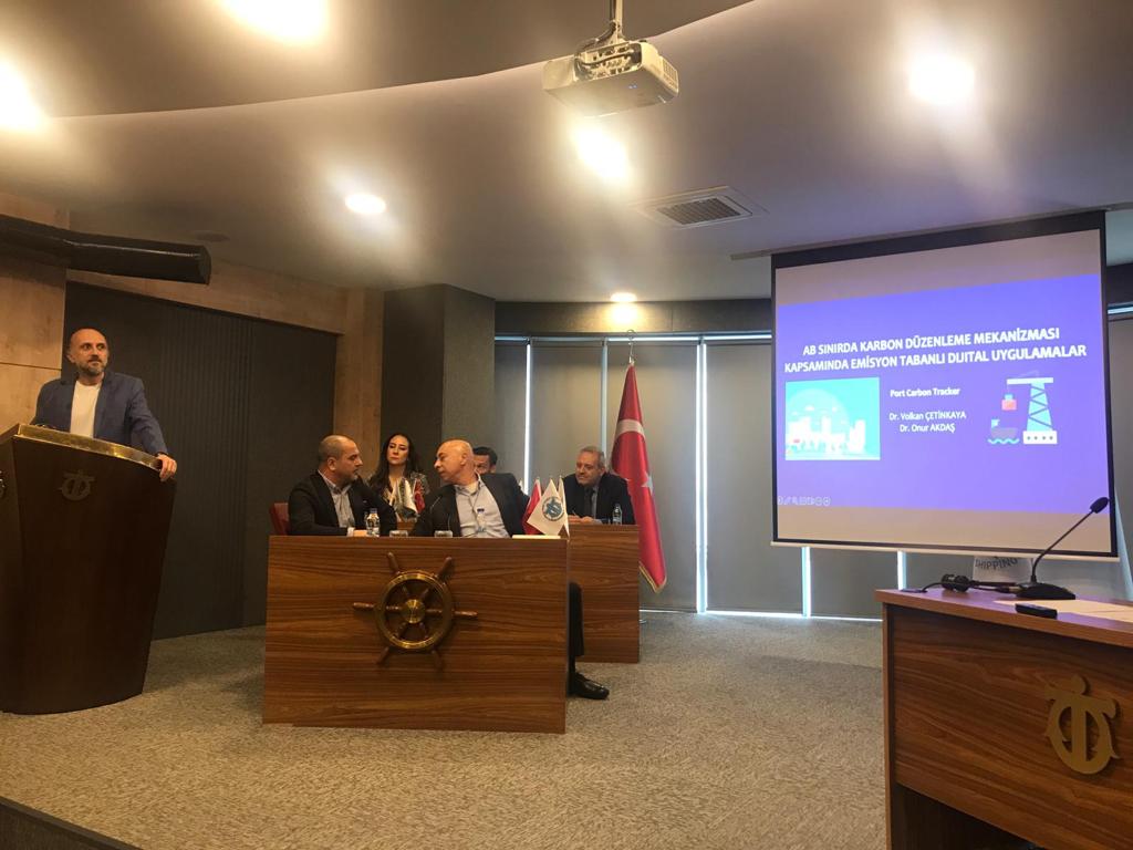 DEU_Denizcilik's tweet photo. İMEAK DTO İzmir Şb. Meclis Toplantısında Dr.Öğr.Üyesi Onur AKDAŞ ve Dr.Öğr.Üyesi Volkan ÇETİNKAYA “AB Sınırında Karbon Düzenleme Mekanizması Kapsamında Emisyon Tabanlı Dijital Uygulamalar” konulu bir sunum gerçekleştirmiştir. Öğretim üyelerimizi tebrik ediyoruz. @universitemDEU https://t.co/ugSljdnpA8