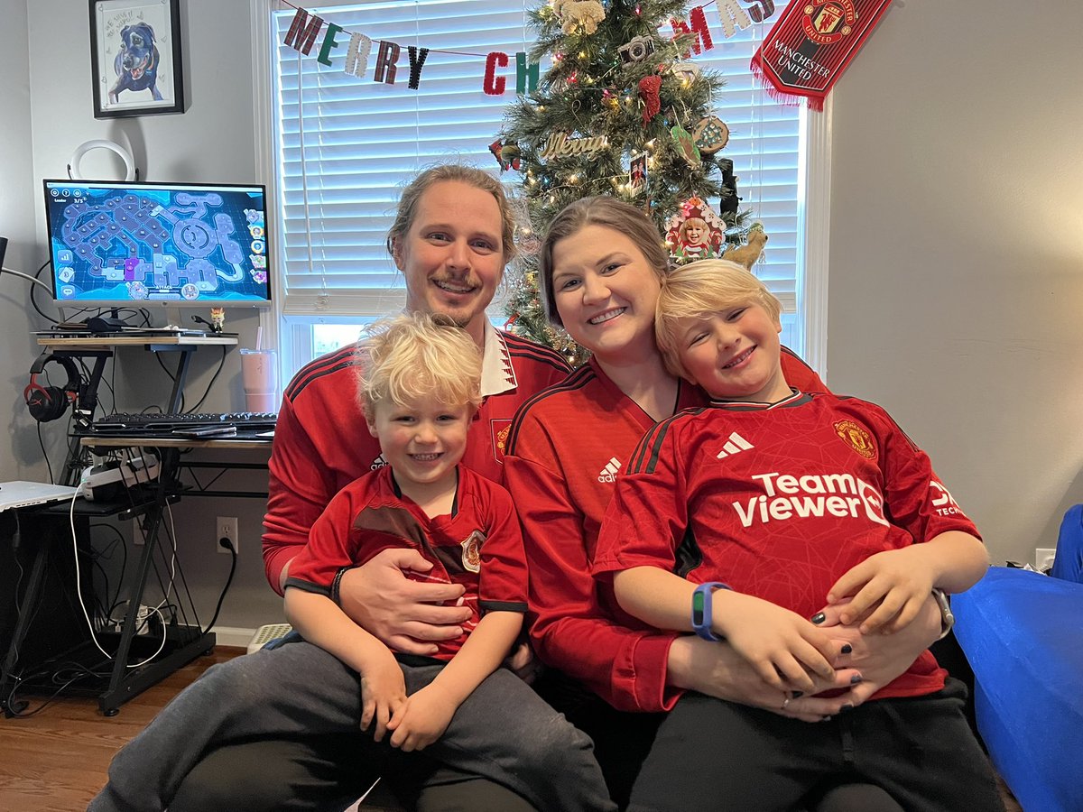 broohee's tweet photo. Happy Boxing Day! #MyPLMorning #ManchesterUnited https://t.co/SC8X36j7cM