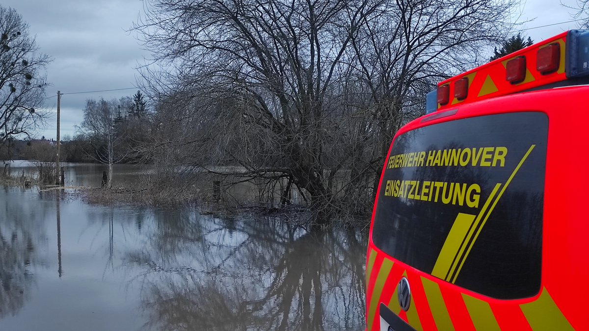Update zur Hochwasserlage: Wir müssen mit einem weiter steigenden Pegel in Hannover rechnen. Ganz wichtig: Überflutete Bereiche und Deichanlagen dürfen nicht betreten werden. Danke der <a href="/Feuerwehr_H/">Feuerwehr Hannover</a> für die guten Hinweise: x.com/feuerwehr_h/st…

Mehr: hannover.de/Service/Presse…