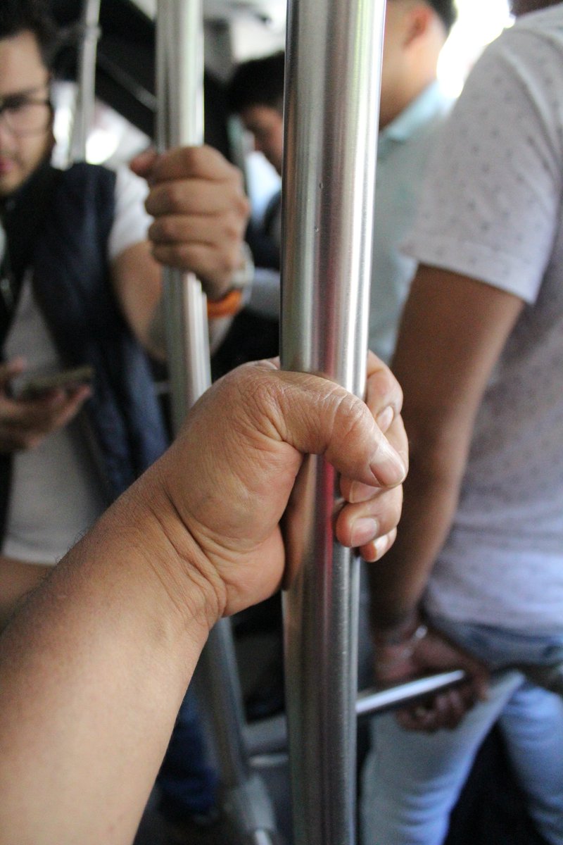 #ViajaSegura y #ViajaSeguro ☝🏻🚍 Cuando viajes en #Metrobús sostente con fuerza y firmeza de los tubos de la unidad 🤗