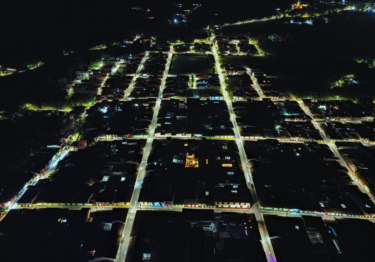 IDEA_Antioquia's tweet photo. Gracias a #AntioquiaLED hoy 40 municipios disfrutan de calles más iluminadas y espacio más seguros para el disfrute del tiempo libre y el sano esparcimiento.  💚

En Jardín, 540 luminarias fueron modernizadas a LED y reemplazaron a las tradicionales de sodio y mercurio. https://t.co/zRMi3yjSz7