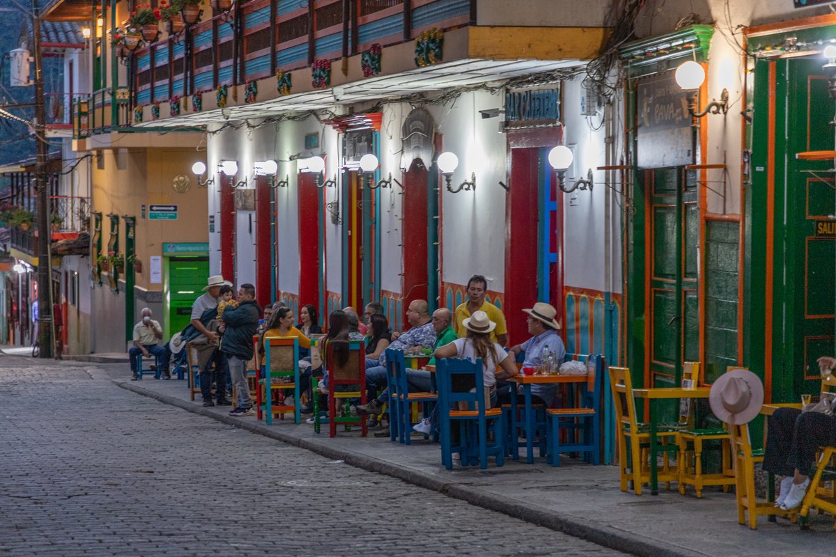 IDEA_Antioquia's tweet photo. Gracias a #AntioquiaLED hoy 40 municipios disfrutan de calles más iluminadas y espacio más seguros para el disfrute del tiempo libre y el sano esparcimiento.  💚

En Jardín, 540 luminarias fueron modernizadas a LED y reemplazaron a las tradicionales de sodio y mercurio. https://t.co/zRMi3yjSz7