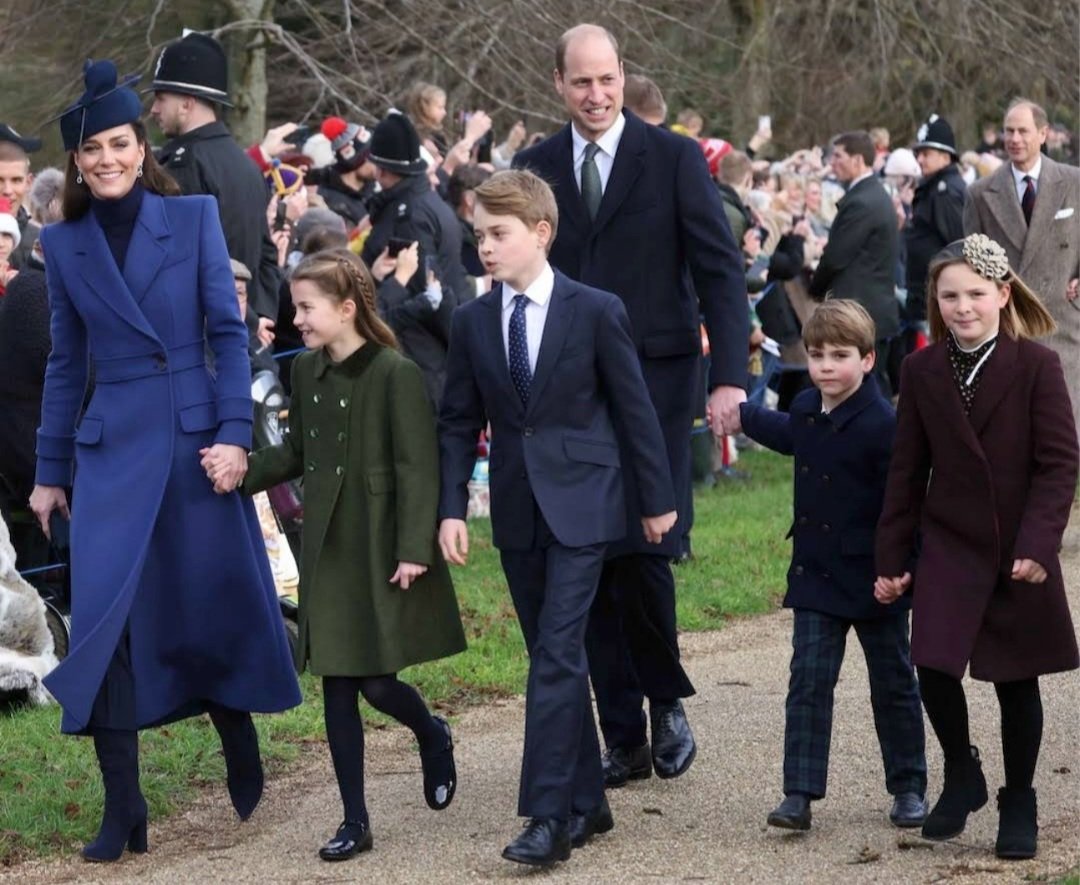 kezik76's tweet photo. Awwwww...... Uncle #MikeTindall hugging  all grown up #PrinceGeorge. The beautiful Family of Wales' and cheeky #PrinceLouis with #MiaTindall.However what is #Fergie doing here ? Where the #Middetons ? https://t.co/lRlQr2qFZQ