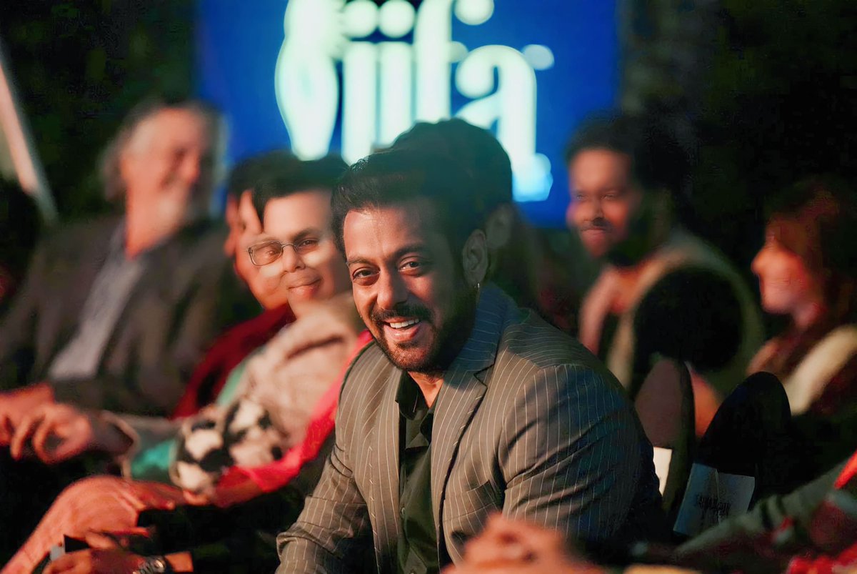 beingraunak07's tweet photo. #HappyBirthdaySalmanKhan 
Happy birthday Bhaijaan...🎂🎂🎂🎉🎉🎉🎉 Mahadev apna ashirwad aap par hamesha banaae rakhe.. aap hamesha aise hi muskurate rahiye.. always love you sir 💕 https://t.co/kv1FMokPSA