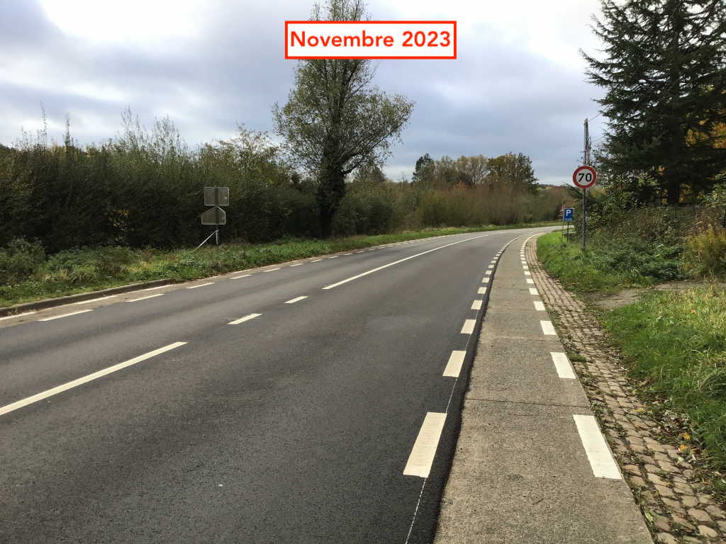 alechat1's tweet photo. Nous sommes en 2023 (il reste 3 jours) et la Région wallonne en est toujours à réasphalter la route, sans toucher à la piste cyclable qui est toujours en vieille dalles de béton...

Après ça, ne vous demandez plus pourquoi certains cyclistes ne roulent pas sur les pistes... https://t.co/QbjnYAKQZV