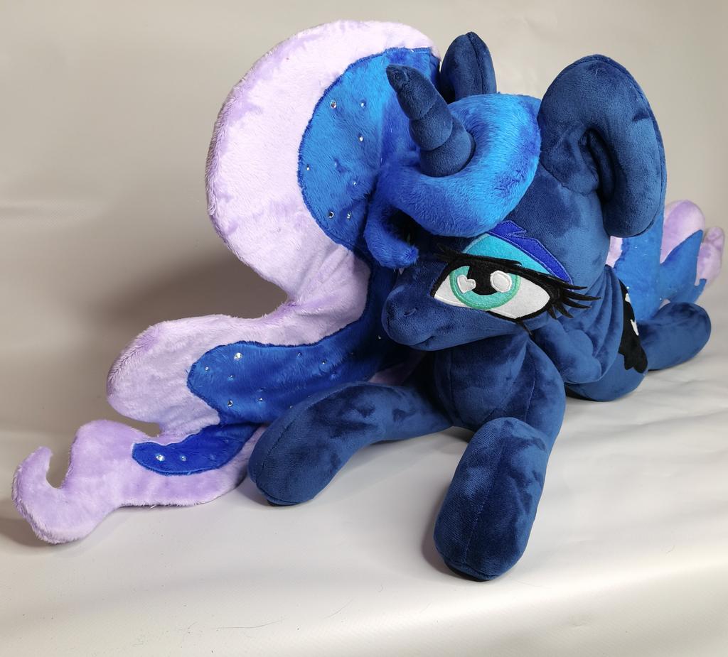 Hel1ish's tweet photo. Luna 21,6" - 350$
And Lyra 12" - 150$
Shipping is free, payment Boosty

I haven't moved away from the situation yet, I'm not thinking straight, I don't even know what else to add... My partner and I are alive and well, that's all right. https://t.co/5tmWiG6DgV
