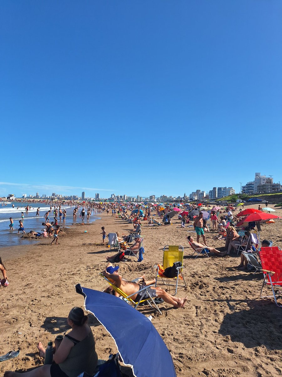 Javiervmferra's tweet photo. @Sivimarcelo Mar del Plata está a full!!!! La rambla hoybesta cortada por motivo del lamzamiento del Op. Sol https://t.co/aOiXElFS7i