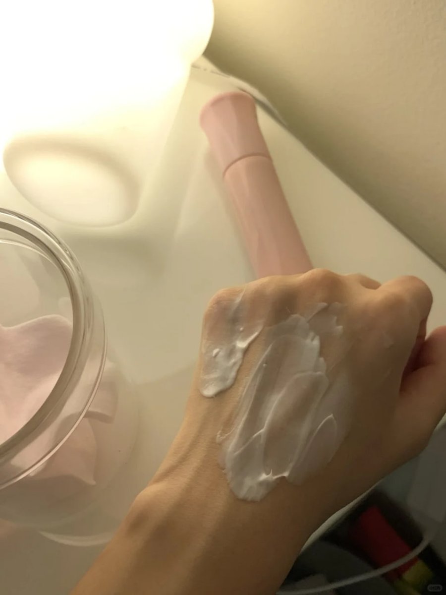 Basupaudel7's tweet image. Sharing my favorite items in December 
📍Clarins body lotion