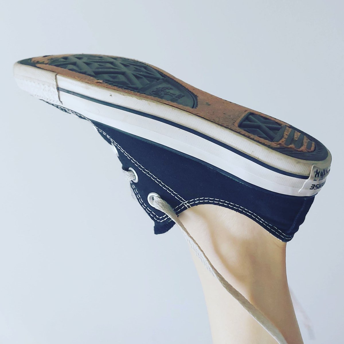 FeetNasti's tweet photo. Poproszę bliczka na nowe conversy 👟 https://t.co/8gkHVreRBg