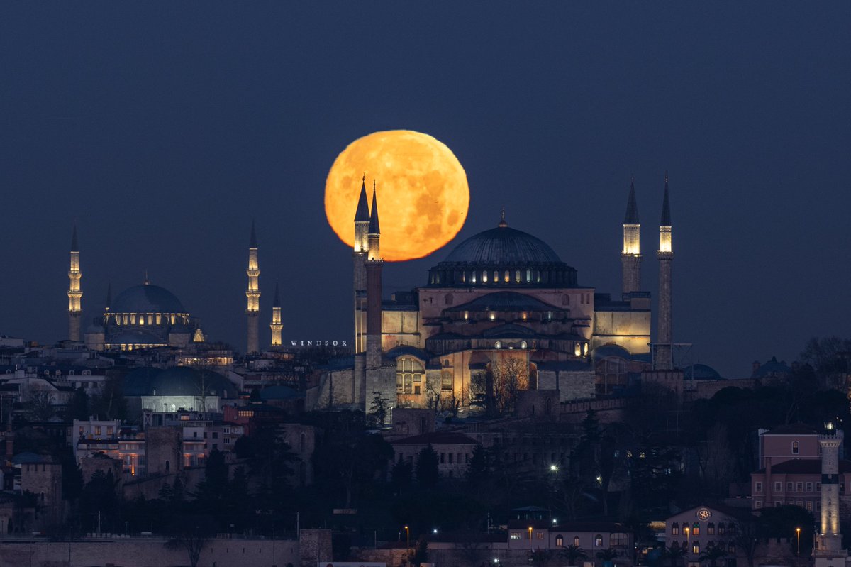 dailyislamist's tweet photo. 📸 | Ayasofya Camii ve dolunay, bu akşam. https://t.co/fhOmVZYitq