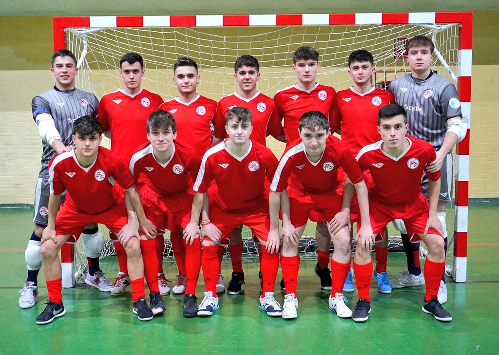 FCyLF's tweet photo. 🔴⚪️ Los combinados autonómicos #Futsal Sub19 y Sub16 se entrenan en Mérida en la previa al debut del Campeonato de España 🇪🇸

⚽️ Mañana, @FCyLF - @futbolaragon 
✔️Cadetes 10.00 horas 
✔️Juveniles 12.30 horas 

Info ℹ️ directos 📺 convocatoria...👉 https://t.co/btDF210PEC https://t.co/2gwMDkCNpE