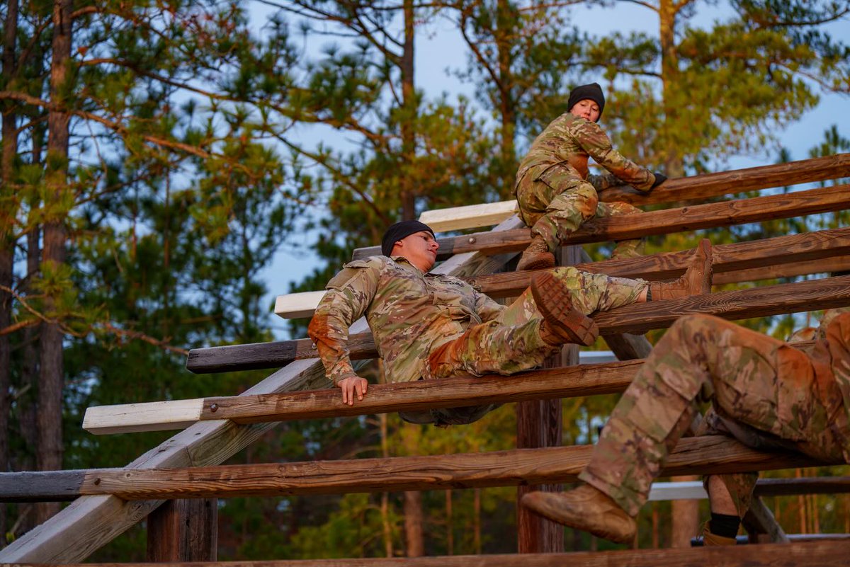 USArmyWHC's tweet photo. #Soldiers assigned to 1-319th Airborne Field Artillery Regiment recently braved cold weather and the Confidence Obstacle Course in order to help prepare for the rigors of Air Assault School. 

#Readiness #BeAllYouCanBe #ArmyPossibilities #ArmyTeam @82ndABNDiv @USArmy https://t.co/PWEzFUPxib
