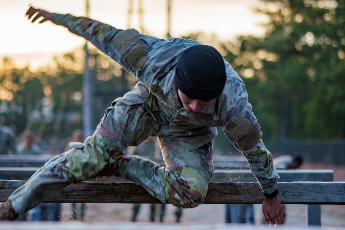 USArmyWHC's tweet photo. #Soldiers assigned to 1-319th Airborne Field Artillery Regiment recently braved cold weather and the Confidence Obstacle Course in order to help prepare for the rigors of Air Assault School. 

#Readiness #BeAllYouCanBe #ArmyPossibilities #ArmyTeam @82ndABNDiv @USArmy https://t.co/PWEzFUPxib