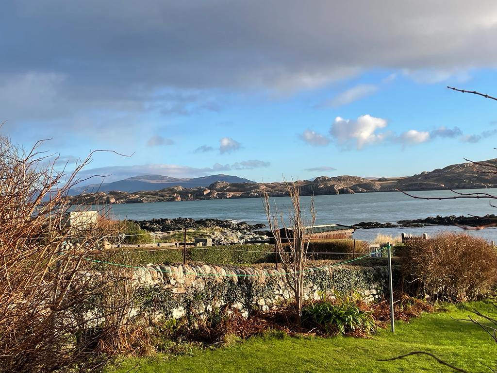 HelSingleton's tweet photo. In the gap between the storms - Calm seas and sunshine on Iona #tidesouttuesday
#lookupmore
#islandlife https://t.co/FnEV4xiSXP