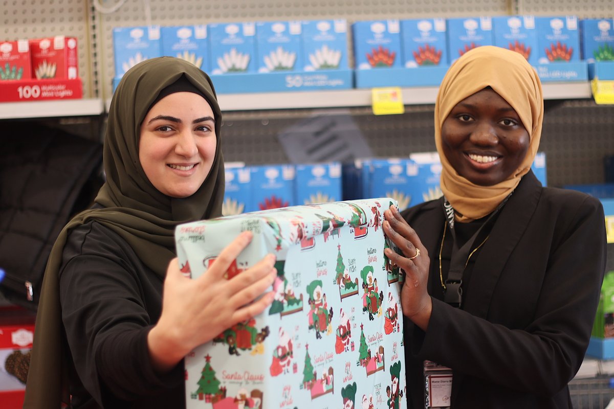 LAHC4's tweet image. LAHC is thrilled to join forces with Walmart and the Teen Infant Parenting Program for our Walmart TIPS event. We filled hearts and homes with joy by gifting Christmas presents to amazing moms and their families! 🎁💖 🛍️🎄 #WalmartTIPS #HolidayHeroes #CommunityCheer